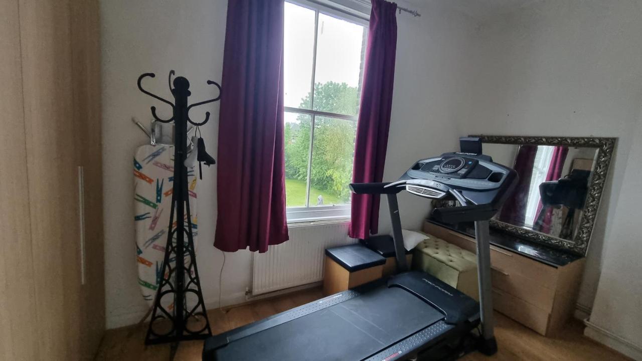 Extra Large One Bedroom Flat With Parking London Exterior photo